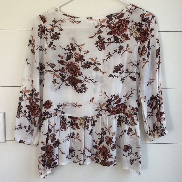 Floral peplum top key hole cut out - Picture 6 of 7